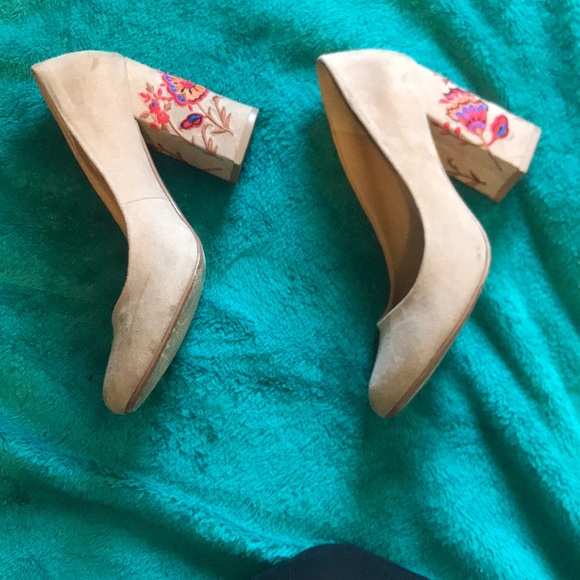 Restricted High Heels - Picture 1 of 4